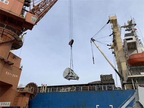 Vökvakerfi með fötu með skel Tveimur hýði til meðhöndlunar á efni